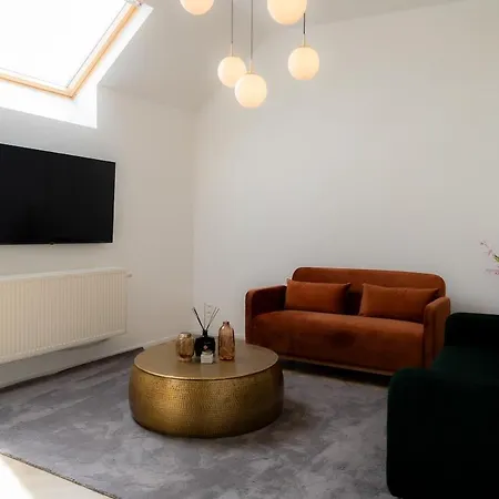 Airport House 3 & Parking *