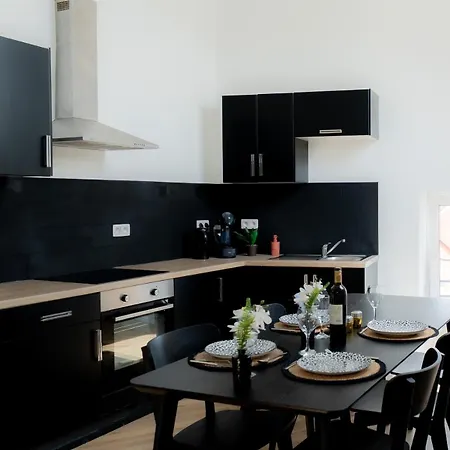 Airport House 3 & Parking Σαρλρουά