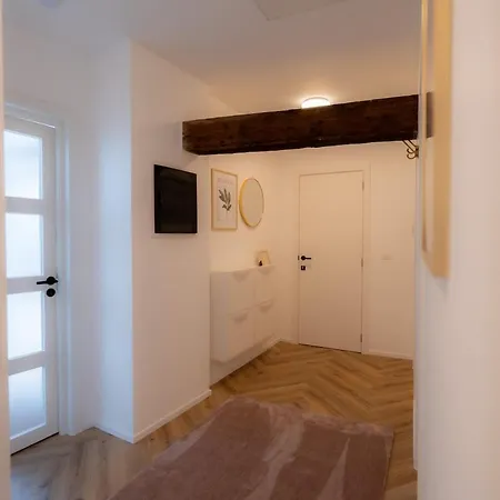 Airport House 3 & Parking * Σαρλρουά