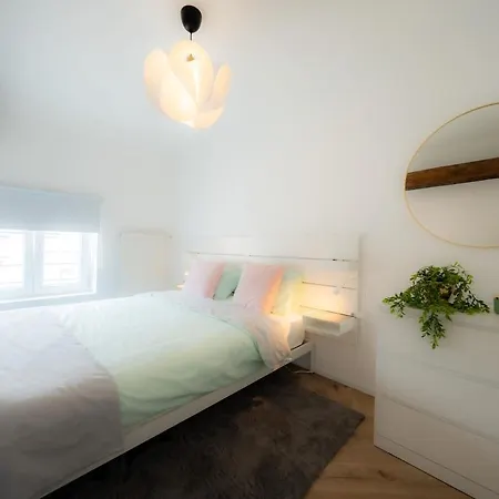 Airport House 3 & Parking Σαρλρουά