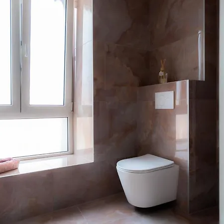 Airport House 3 & Parking Σαρλρουά