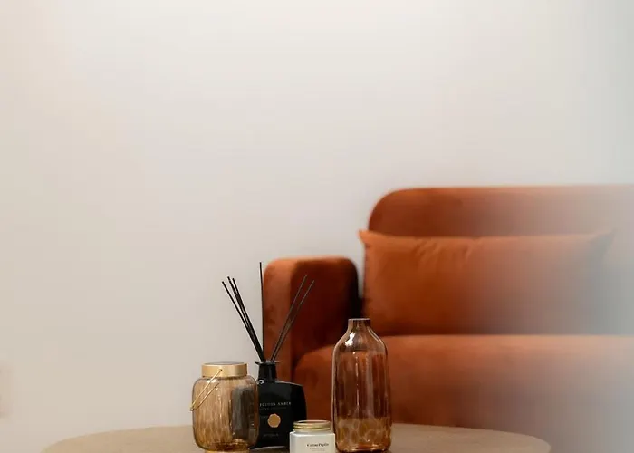 Airport House 3 & Parking Шарлеруа