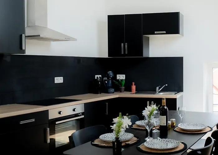 Airport House 3 & Parking Шарлеруа