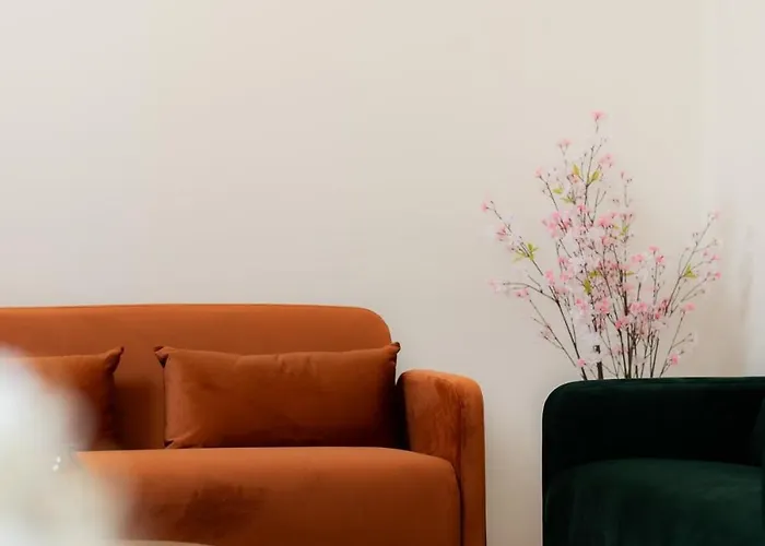 Airport House 3 & Parking Шарлеруа