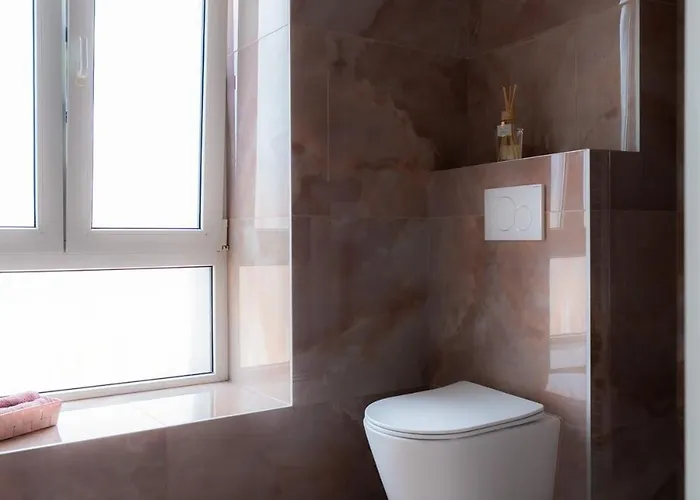 Airport House 3 & Parking Шарлеруа