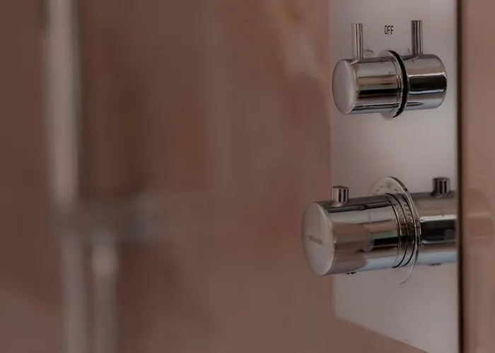 Airport House 3 & Parking *