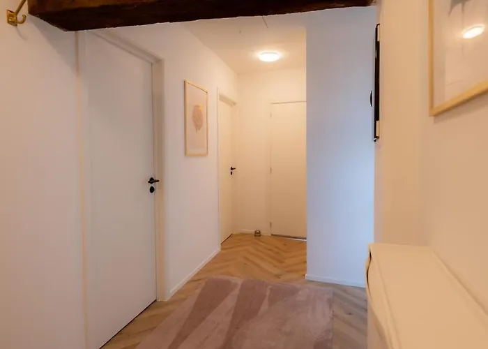 Airport House 3 & Parking Апартаменты Шарлеруа